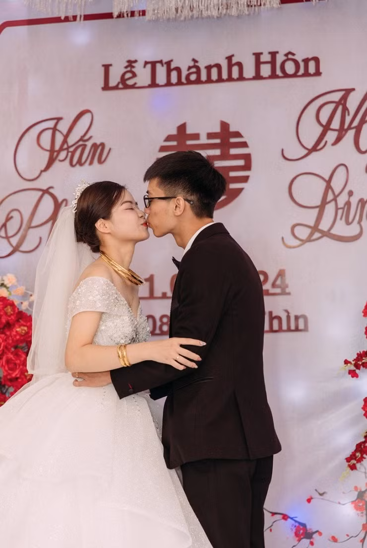 Anh Phạm Chi Ba (người thực hiện loạt ảnh, video đám cưới ngày lũ) cho hay, trong 3 năm làm nghề đây là lần đầu tiên anh thực hiện một bộ ảnh phóng sự cưới vào ngày ngập lụt.