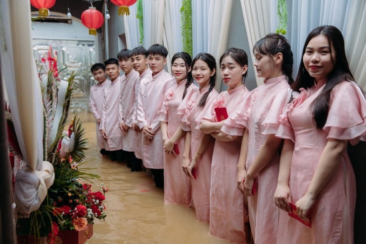 Dù khá gian nan vất vả nhưng ai nấy đều rạng rỡ, phấn khởi khi hộ tống chú rể đón cô dâu về nhà.