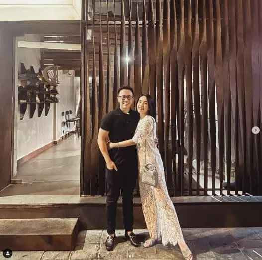 Mới đây, Mie Nguyễn đăng ảnh ngày cưới, kỷ niệm 3 năm bên chồng. Cô ngọt ngào viết: "Ba phần bất lực, bảy phần nuông chiều… Anh yêu em nhiều, nên anh phải chịu. Kỷ niệm 3 năm ngày cưới với người đàn ông chiều vợ nhất quả đất xoay tròn...