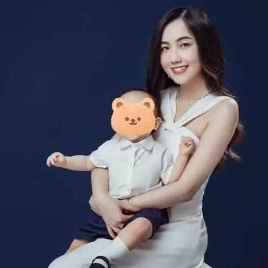 Mie Nguyễn tên thật là Nguyễn Hoàng My (sinh năm 1994), một trong những hot girl nổi tiếng Sài thành.