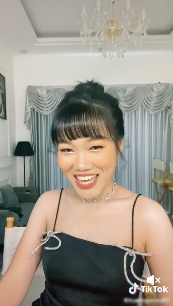 Chính vì sự chân thực này, mọi người dần nhìn kỹ hơn về cô nàng và nhận ra rằng cô nàng TikToker này đã bị "độ cuồng không thể ngăn cản" của cô nàng thu hút.