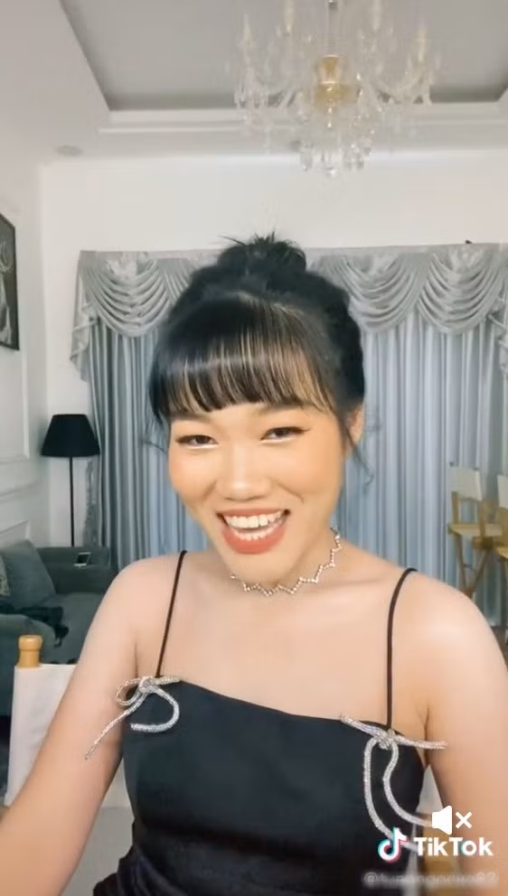 Chính vì sự chân thực này, mọi người dần nhìn kỹ hơn về cô nàng và nhận ra rằng cô nàng TikToker này đã bị "độ cuồng không thể ngăn cản" của cô nàng thu hút.