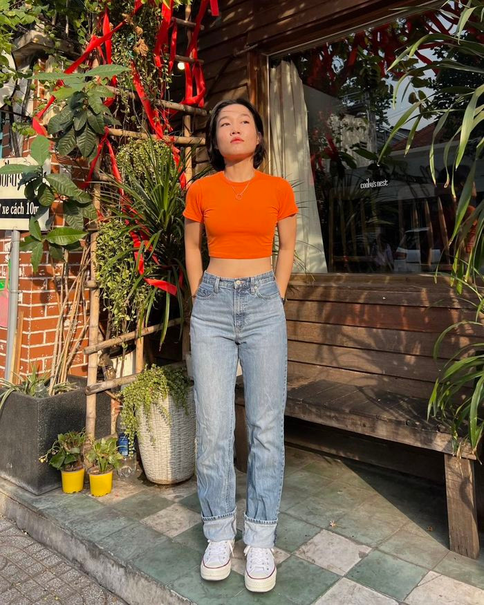 Cô gái sinh năm 2000 này thu hút nhiều lượt xem vì sẵn sàng để mặt mộc không son phấn, làn da đầy mụn và khuyết điểm, trang phục không có gì nổi bật khi lên sóng livestream, thế nhưng có lẽ vì thế mà cô nàng có một lượng fan đông đảo.