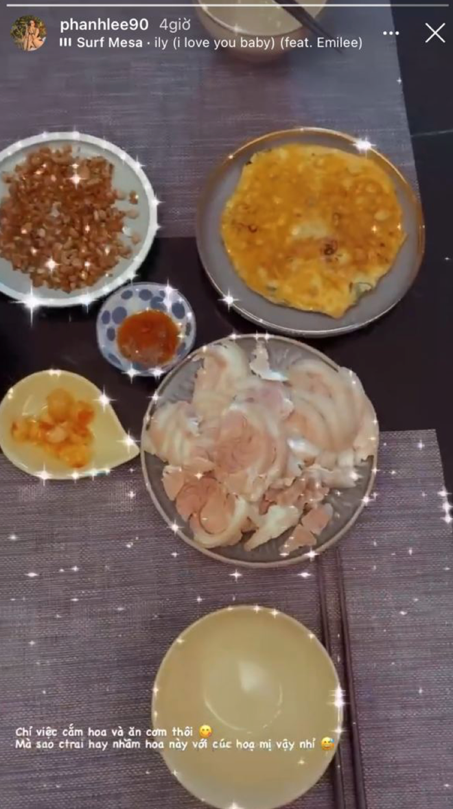Mới đây, hot girl Phanh Lee hé lộ cuộc sống sau đám cưới bằng việc đăng lên story hình ảnh lọ hoa cùng mâm cơm ngon mắt.