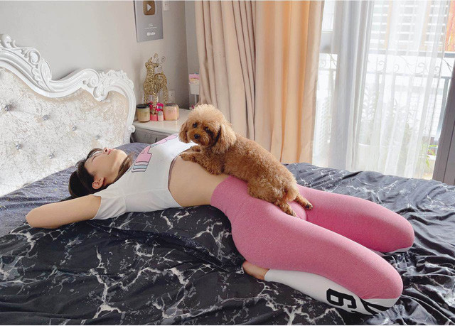 Mới nhất, hot girl Lê Bống lại tiếp tục khiến không ít fan phải chảy máu mũi sau khi đăng tải đoạn clip khá dài ghi lại những phân cảnh tập thể dục, luyện cơ ngay trên giường của mình trong mùa dịch.