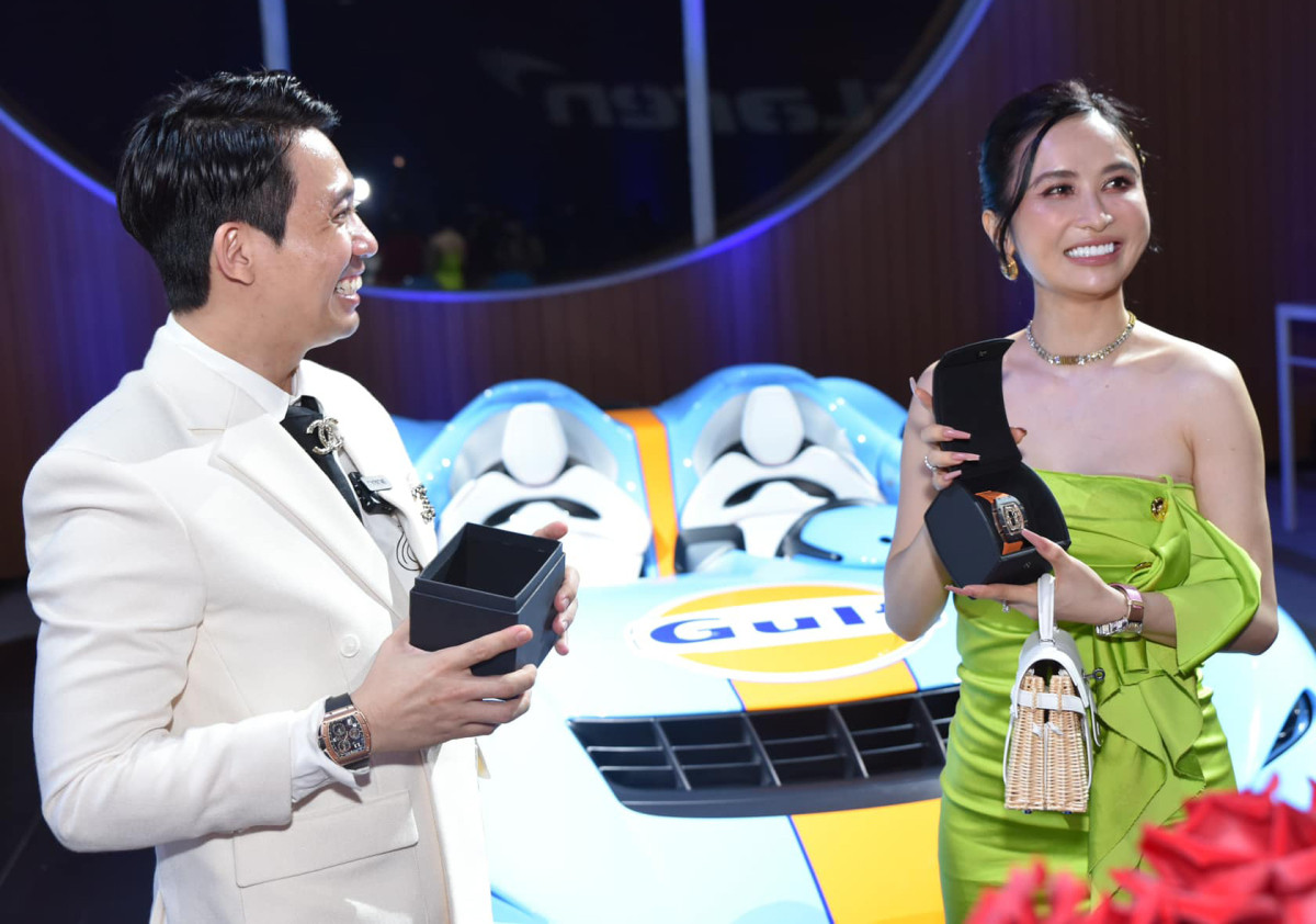 Mở hộp quà từ chiếc máy bay điều khiển từ xa mang tới, vợ hai đại gia Minh Nhựa sung sướng khoe đồng hồ hàng hiệu trị giá khoảng 4 tỷ đồng chồng tặng.