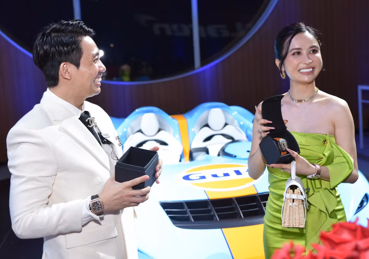 Mở hộp quà từ chiếc máy bay điều khiển từ xa mang tới, vợ hai đại gia Minh Nhựa sung sướng khoe đồng hồ hàng hiệu trị giá khoảng 4 tỷ đồng chồng tặng.