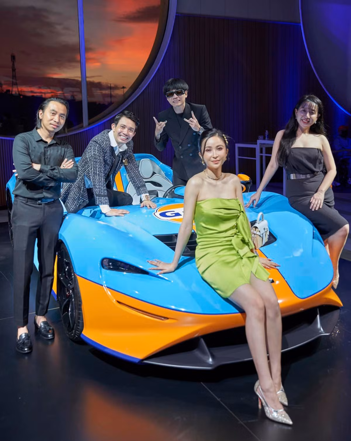 Đại gia ngành nhựa hạnh phúc vì luôn có bạn bè thân thiết ở bên, chứng kiến những khoảnh khắc xúc động, ý nghĩa trong đời anh.