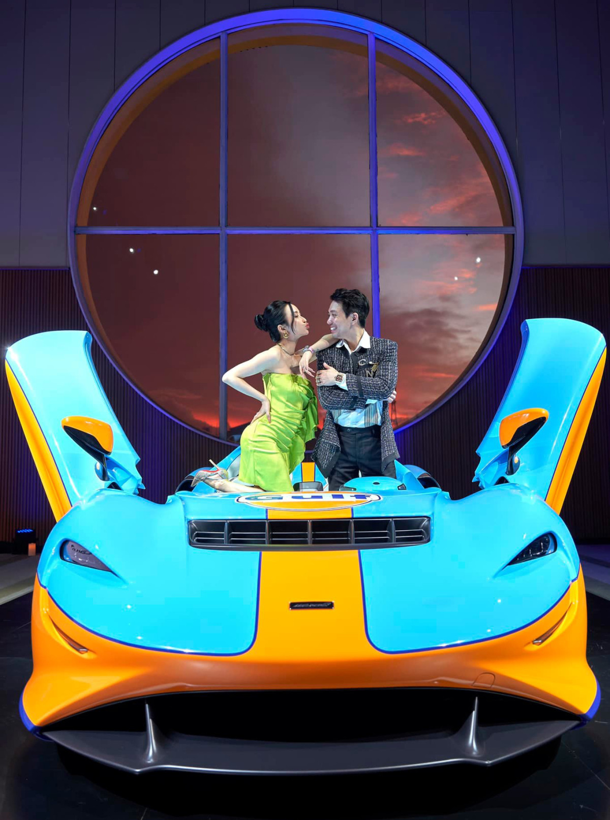 Vợ Minh Nhựa cũng sang chảnh không kém với một đồng hồ gần 10 tỷ, chiếc còn lại 4 tỷ đồng.