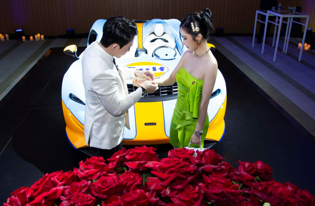 Minh Nhựa âu yếm đeo phụ kiện xa xỉ cho vợ. Anh cũng được Mina Phạm tặng chiếc đồng hồ 7 tỷ đồng mừng 9 năm bên nhau.