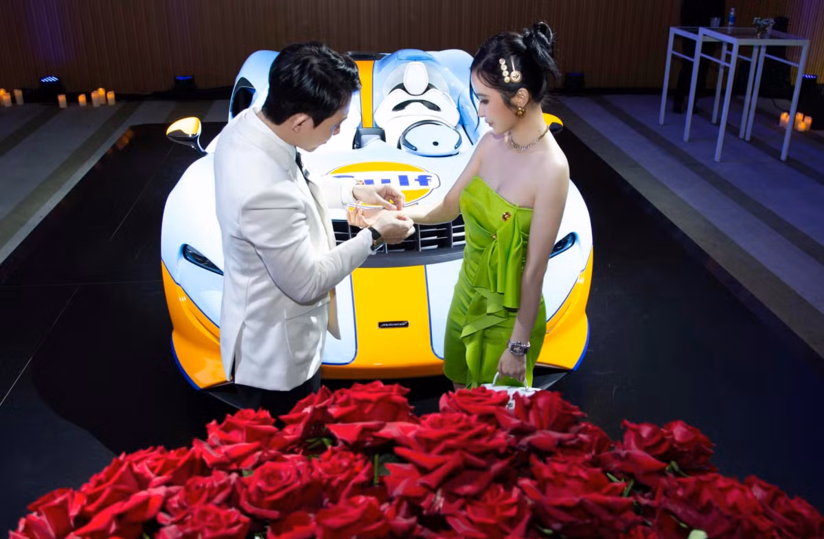 Minh Nhựa âu yếm đeo phụ kiện xa xỉ cho vợ. Anh cũng được Mina Phạm tặng chiếc đồng hồ 7 tỷ đồng mừng 9 năm bên nhau.