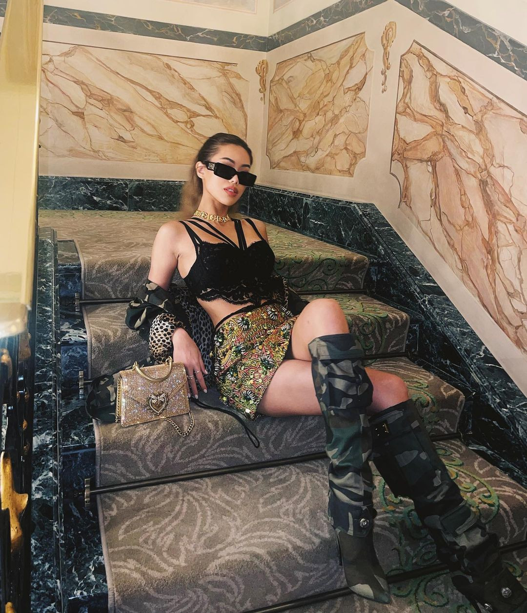 Còn với Tiên Nguyễn khi đứng cạnh trai đẹp cô nàng chỉ để lại dòng caption: "Only photos I got at Burberry. Nice to meet you"