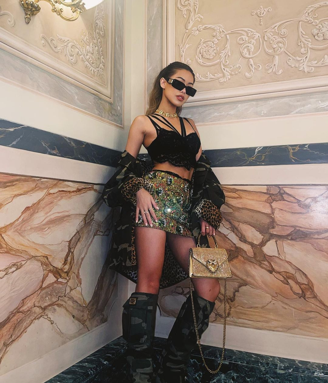 Bright Vachirawit là một diễn viên, ca sĩ, MC, người mẫu người Thái Lan lai Mỹ và Trung. Anh chàng này nổi tiếng sau khi diễn vai Sarawat trong 2gether: The Series và Still 2gether.