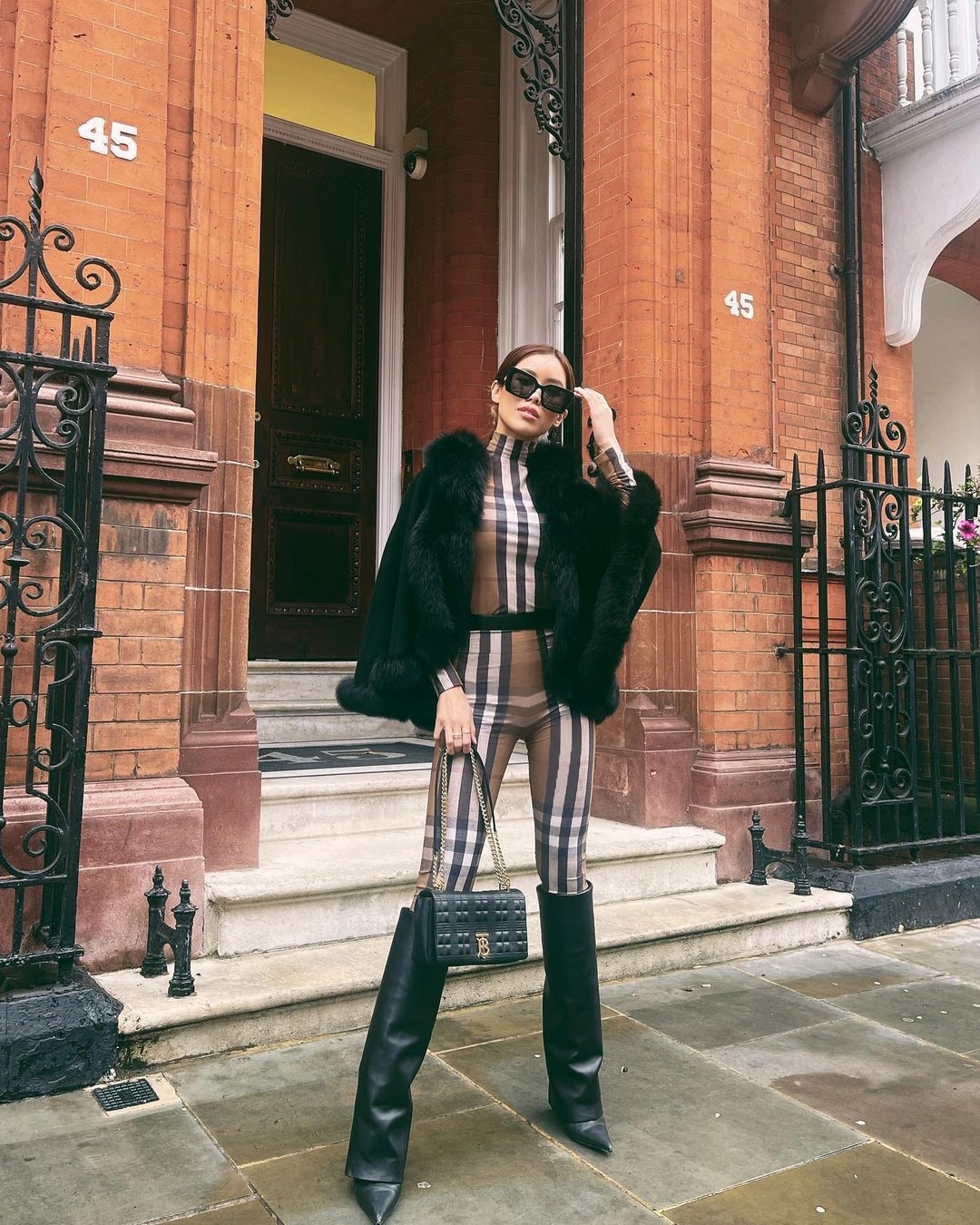 Cụ thể, dưới bài đăng của hot girl làng rich kid nhiều người đặt câu hỏi mối quan hệ của Tiên Nguyễn với anh chàng trên ra sao? Đã bên nhau bao lâu rồi? Hay đơn giản chỉ là lời khen xứng đôi vừa lứa.