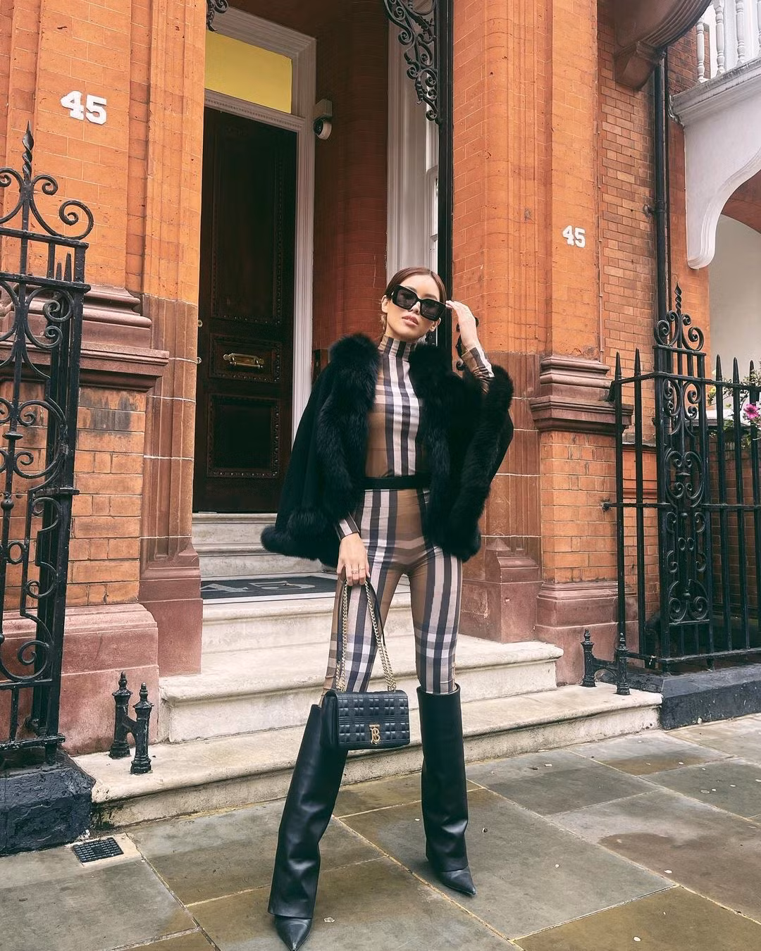 Cụ thể, dưới bài đăng của hot girl làng rich kid nhiều người đặt câu hỏi mối quan hệ của Tiên Nguyễn với anh chàng trên ra sao? Đã bên nhau bao lâu rồi? Hay đơn giản chỉ là lời khen xứng đôi vừa lứa.