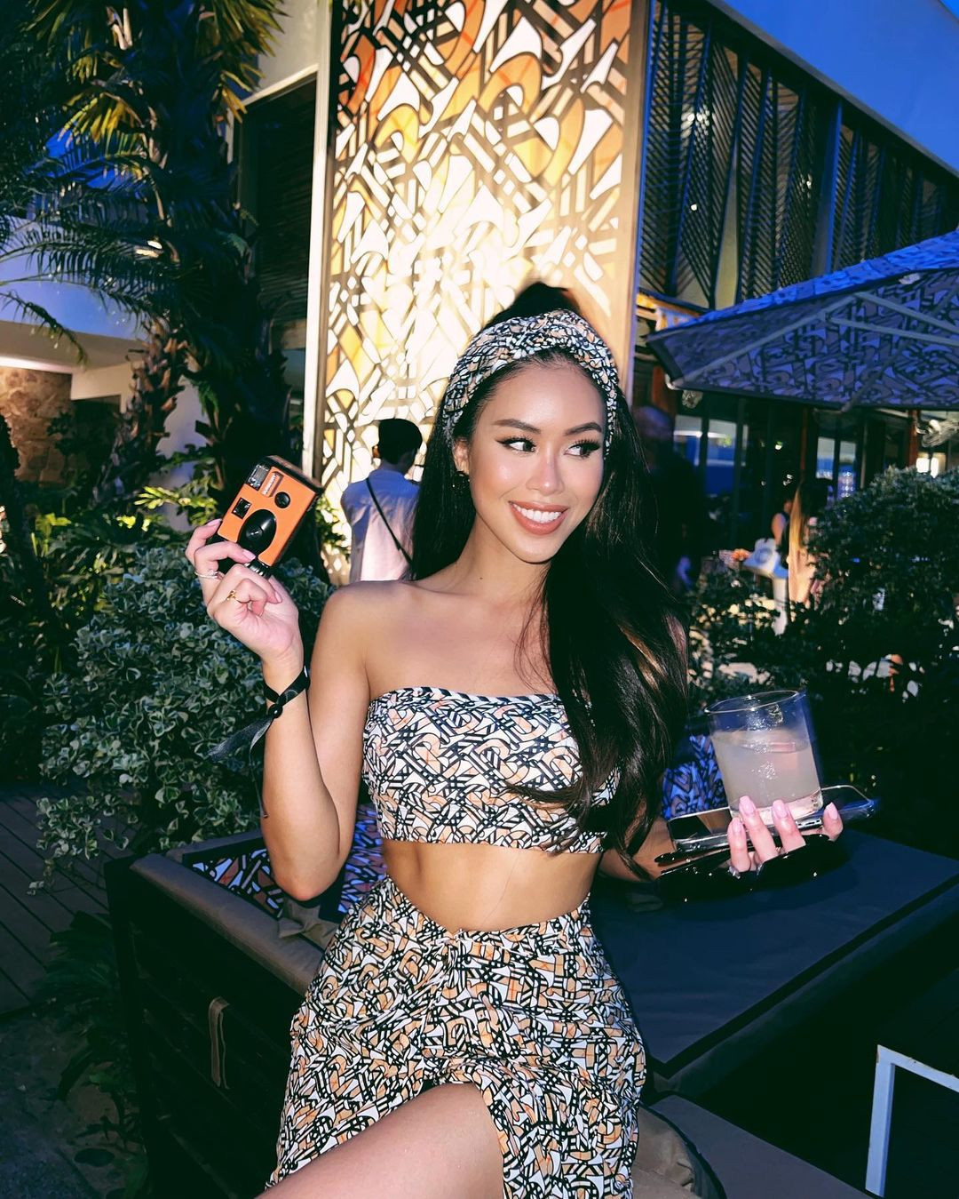 Nguyễn Thảo Tiên (hay còn gọi Tiên Nguyễn) là con gái của ông Johnathan Hạnh Nguyễn và cựu diễn viên Thủy Tiên. Sinh ra trong gia đình danh giá, ái nữ của "vua hàng hiệu" trở thành hình tượng "con nhà người ta", được nhiều bạn trẻ ngưỡng mộ khi có cuộc sống dư giả.