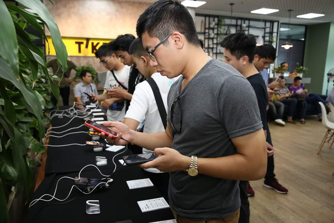 Cùng với quan điểm sự hoài niệm về game Đột kích, nickname P.H.L bình luận: "Nhớ ngày đột kích mới ra bắn hack nhiều quá bị chửi hack. Vèo cái đã 12 năm trôi qua ! giờ chỉ còn lại những kỷ niệm".