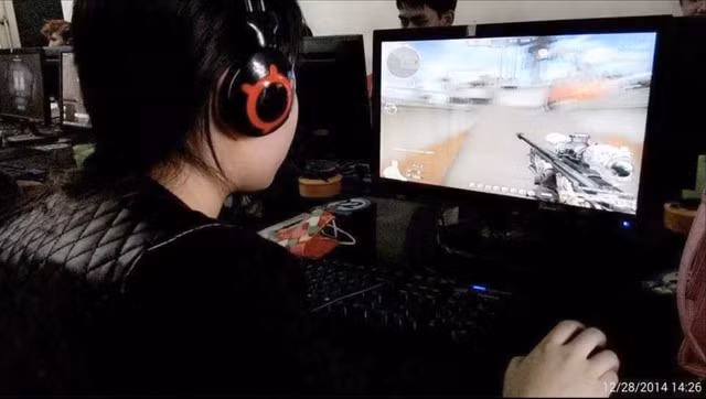 Trong suốt thời gian tồn tại, không thể phủ nhận sự đóng góp của Đột Kích vào nền thể thao điện tử Việt Nam. Năm 2009, giải đấu eSport game Đột Kích VEC ra đời đưa thể loại FPS vào con đường chuyên nghiệp. Những năm sau đó, nhiều giải đấu Đột Kích từ phong trào đến chuyên nghiệp quốc tế đã được tổ chức.