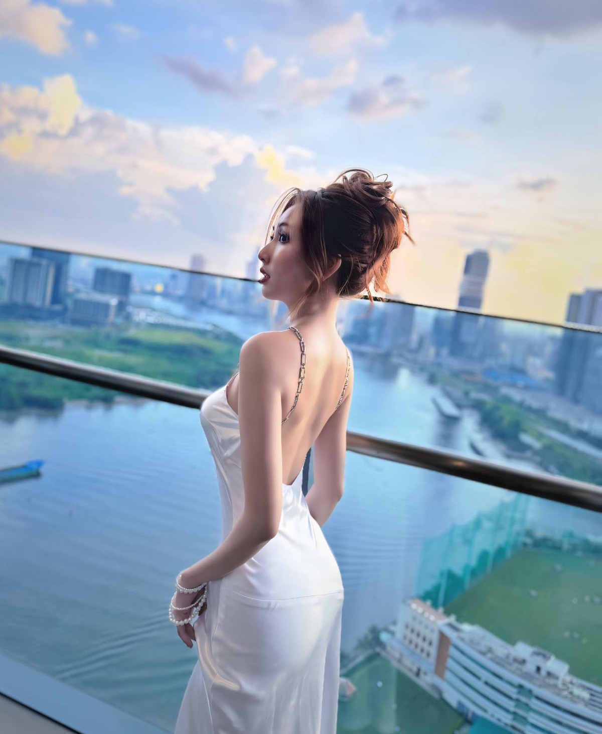 Sự sáng tạo kết hợp với ngoại hình nổi bật của Thanh Mèo đã giúp trào lưu váy “băng keo” trở nên gần gũi và hấp dẫn hơn đối với giới trẻ.