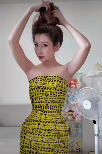 Thanh Mèo dù chậm trễ "đu trend" hơn nhưng cũng thành công có được gần 3 triệu view với tốc độ chóng mặt nhờ bộ đồ băng keo này.