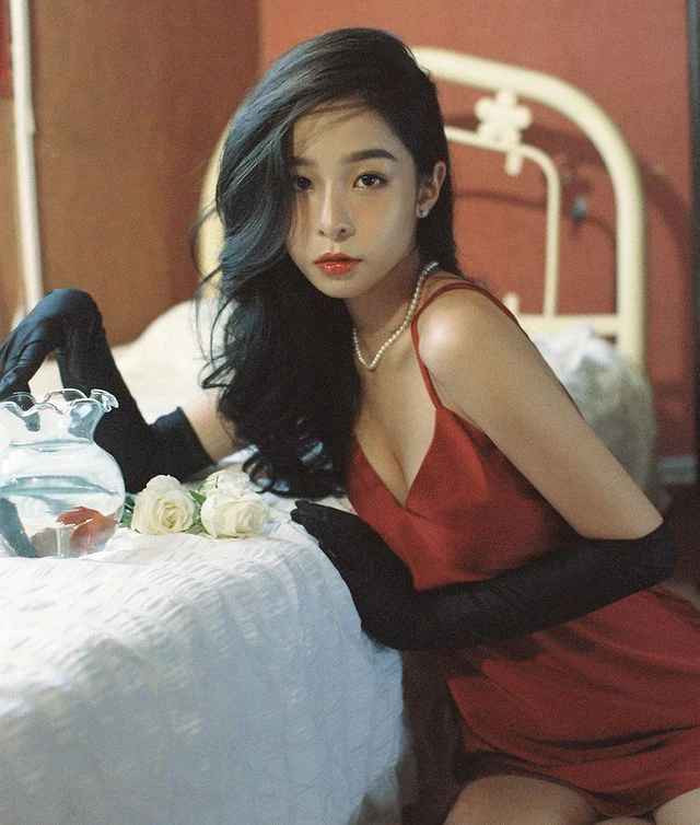 Tammy Phạm (tên thật là Phạm Nguyễn Anh Thi) là hot girl TikTok thu hút hơn 359.000 follow trên Tik Tok, 44.000 lượt theo dõi trên Instagram và gần 12.000 follow trang cá nhân Facebook.