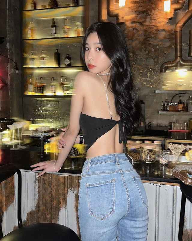 Theo chia sẻ của hot girl TikTok 2k2 này, ngoài thời gian dành cho việc học cô được biết đến với vai trò người mẫu ảnh tự do và reviewer trên nền tảng Tik Tok.