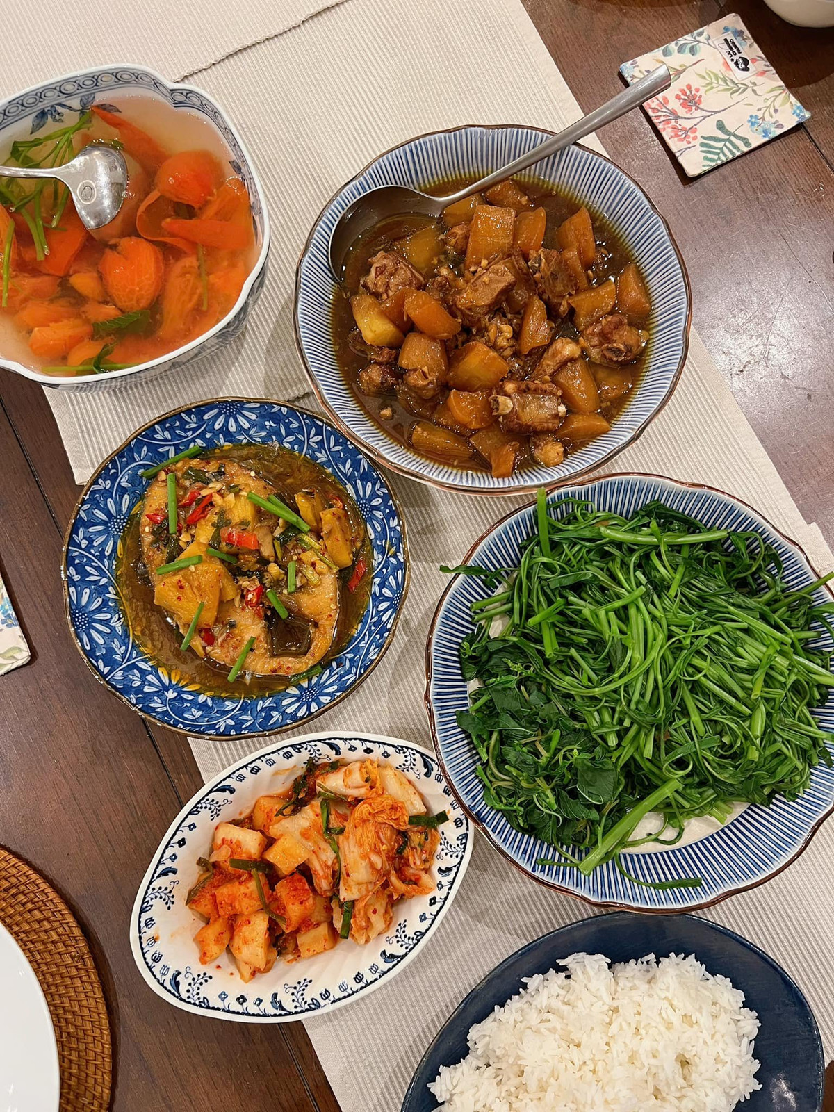 Trước đó trên trang cá nhân, Tăng Thanh Hà không ít lần chia sẻ về bữa ăn của gia đình và thu hút được netizen chú ý. Dù làm dâu nhà hào môn nhưng "ngọc nữ" showbiz thường đăng tải những bức ảnh khá bình dân và xuất hiện trong mâm cơm của mỗi nhà.