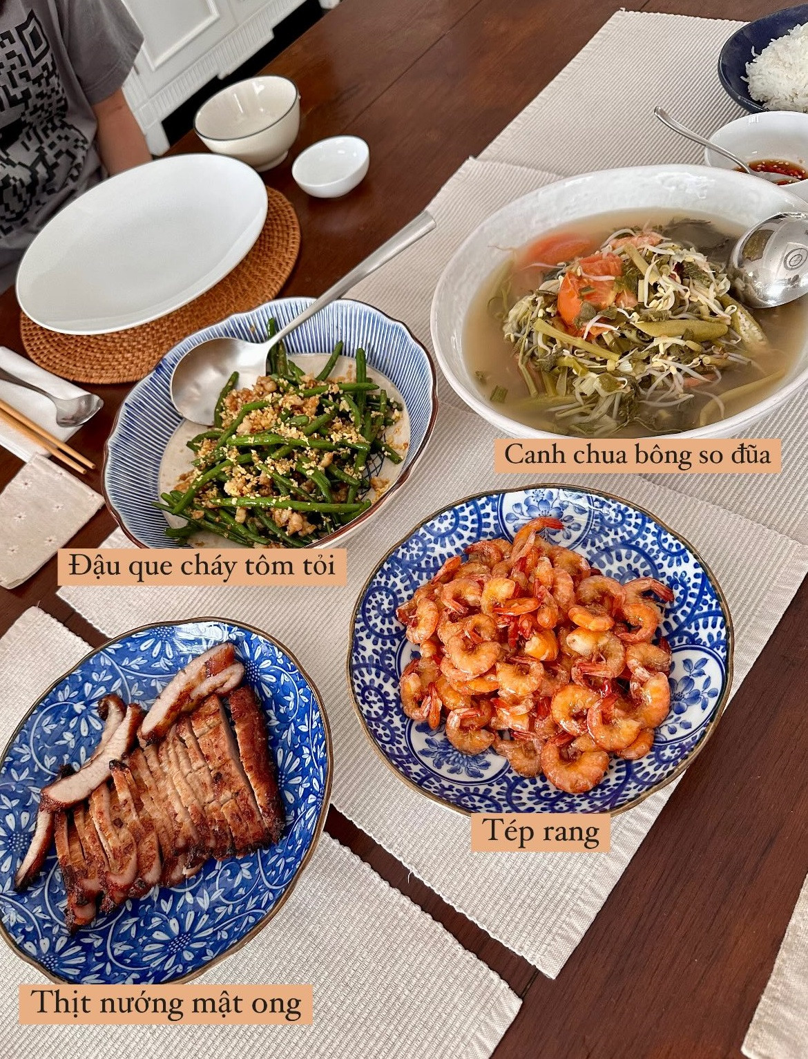 Trong bài đăng của Vân Anh chính là hình ảnh Tăng Thanh Hà đang tự tay chế biến món tép rang vô cùng hấp dẫn.