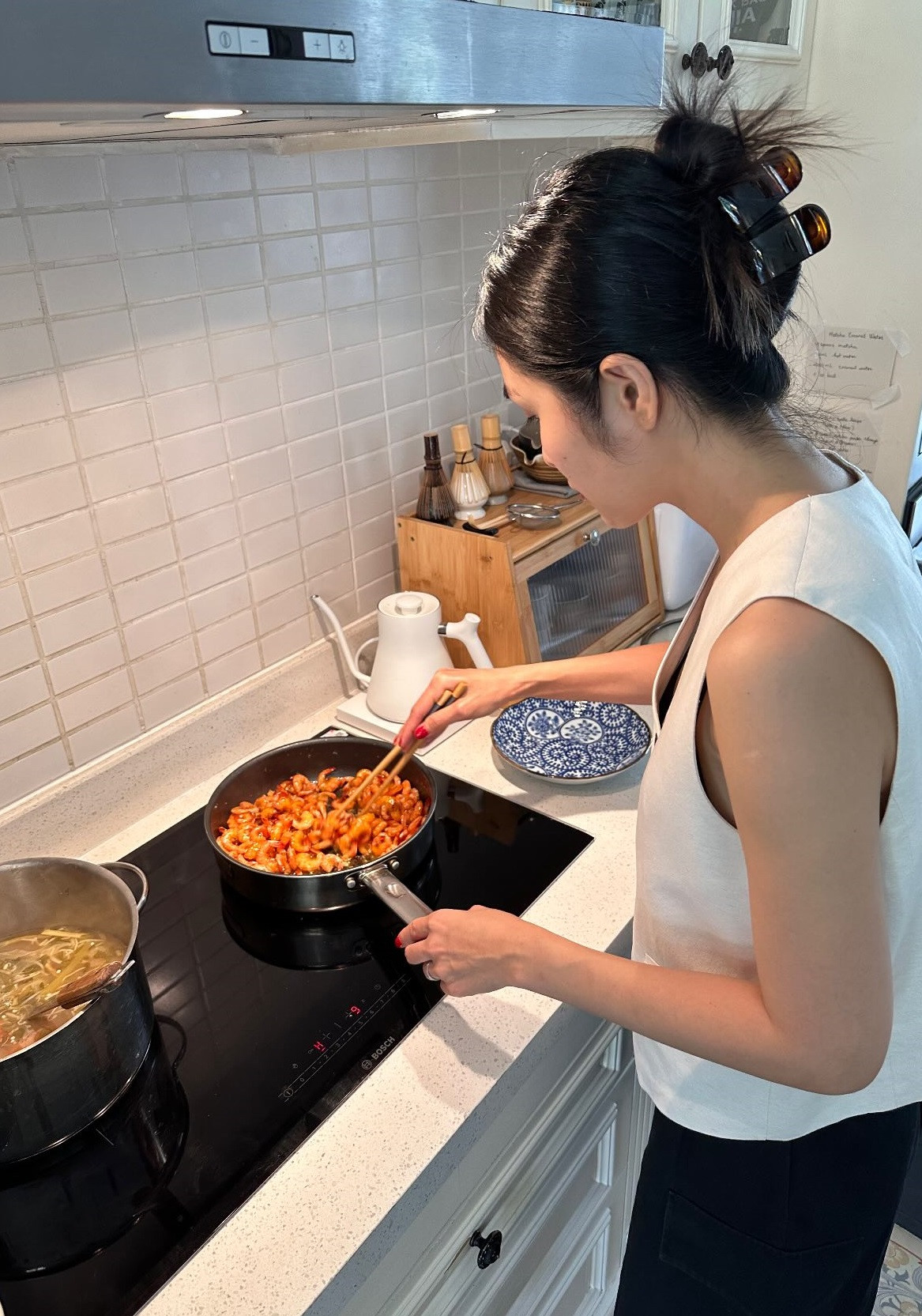 Mới đây, nữ diễn viên Vân Anh - người từng xuất hiện trong bộ phim Bỗng dưng muốn khóc đã chia sẻ lên trang cá nhân hình ảnh Tăng Thanh Hà chính tay đứng bếp.