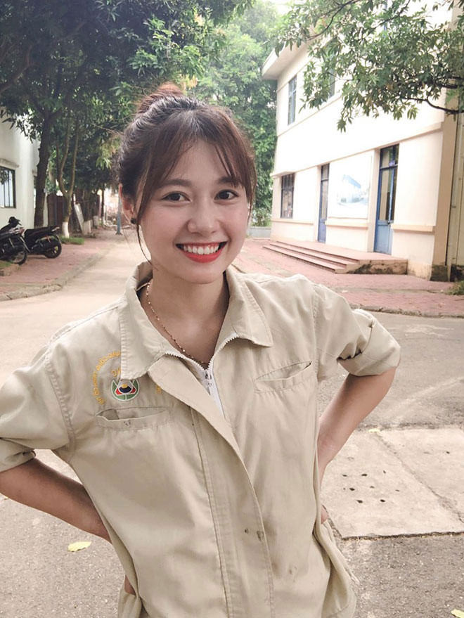 Cô gái được mệnh danh "nữ công nhân hot girl" là Nguyễn Bảo Thoa (quê Bắc Ninh). Thời điểm nổi tiếng, cô nàng là sinh viên của trường Đại học Xây dựng Hà Nội, khoa Môi trường.