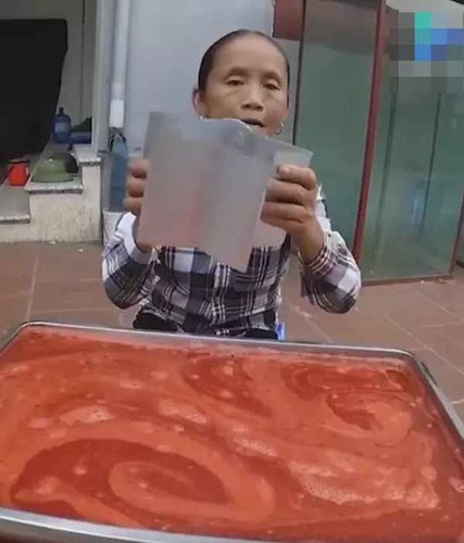 Khoảng vài tuần sau ca làm đẹp, trong các vlog của mình, bà Tân để lộ gương mặt đơ cứng khiến ai nhìn cũng thất vọng.