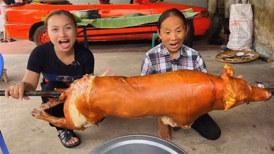 Đặc biệt, diện mạo bà Tân gây chú ý lớn. Dường như lần xóa nếp nhăn trước không có quá nhiều tác dụng khi diện mạo người phụ nữ này gần như trở về thời kỳ trước khi "can thiệp".