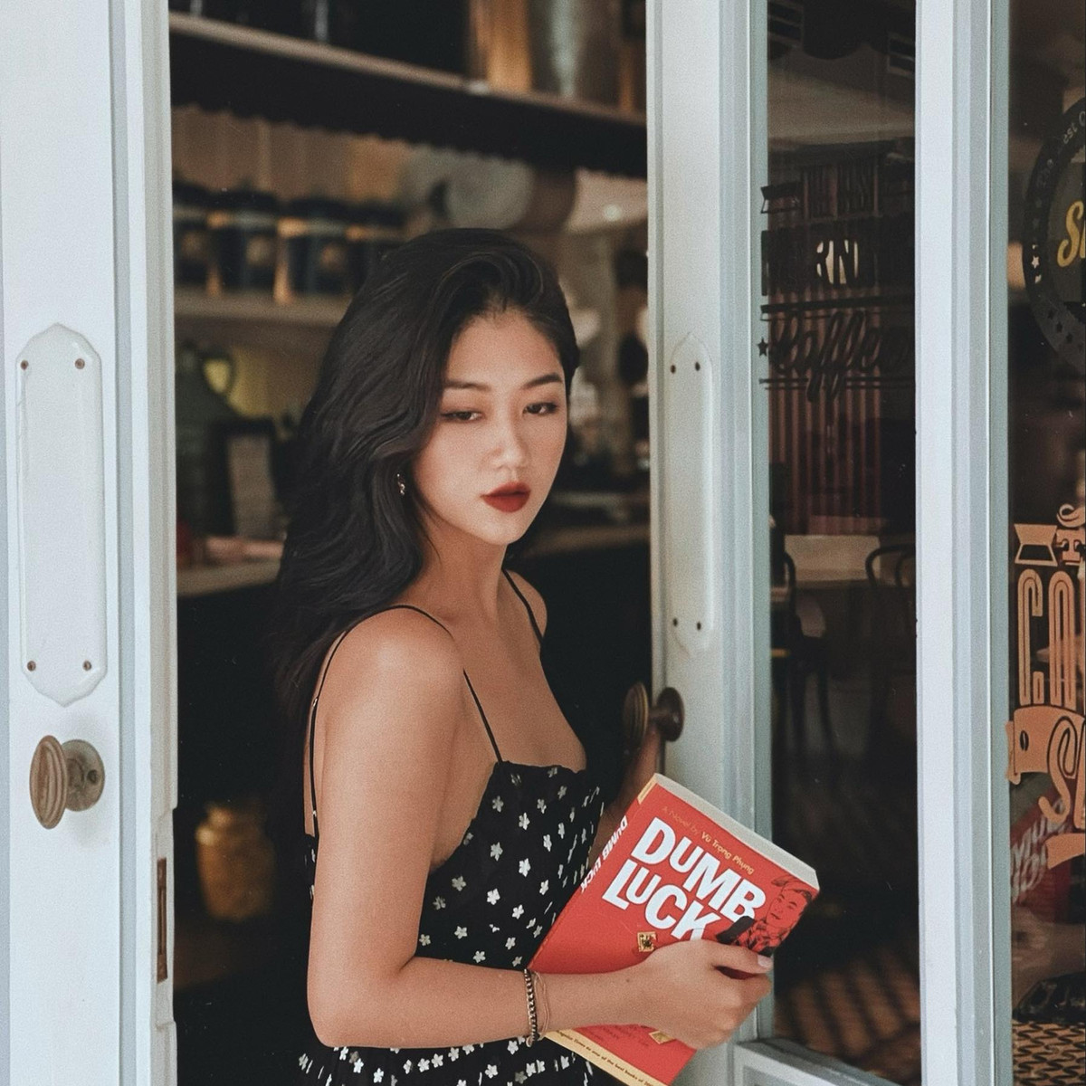 Ngay sau đó, nữ tiếp viên hàng không Vietnam Airlines đã đáp lại rằng: "Không hề hối 1 xíu nào hết. Quan niệm của ba mẹ chị là nếu không gặp được người tốt để cưới thì thà cứ ở nhà ba mẹ nuôi...