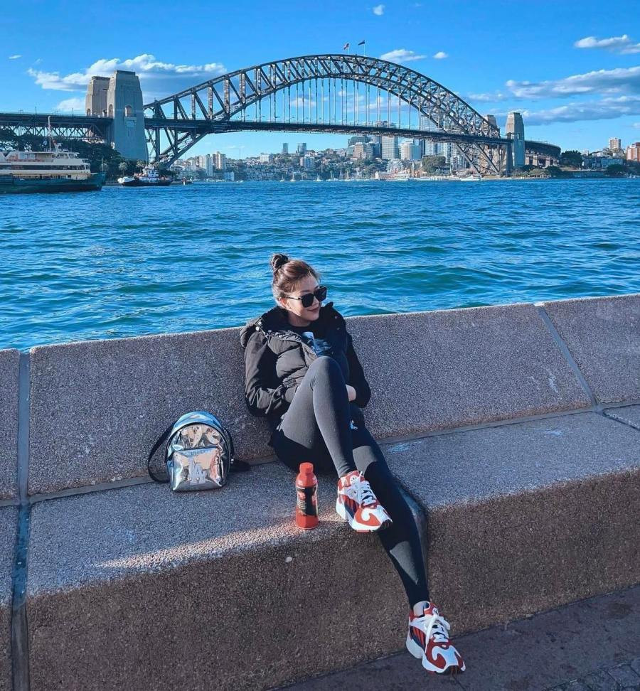 Để có những hình ảnh đẹp mắt, trang phục mặc của Nam Phương được cô lăng xê nhiều mốt khác nhau. Cô không bó buộc bản thân trong một phong cách nhất định mà có sự trải nghiệm đa sắc màu từ nữ tính tới cá tính, dịu dàng tới năng động...