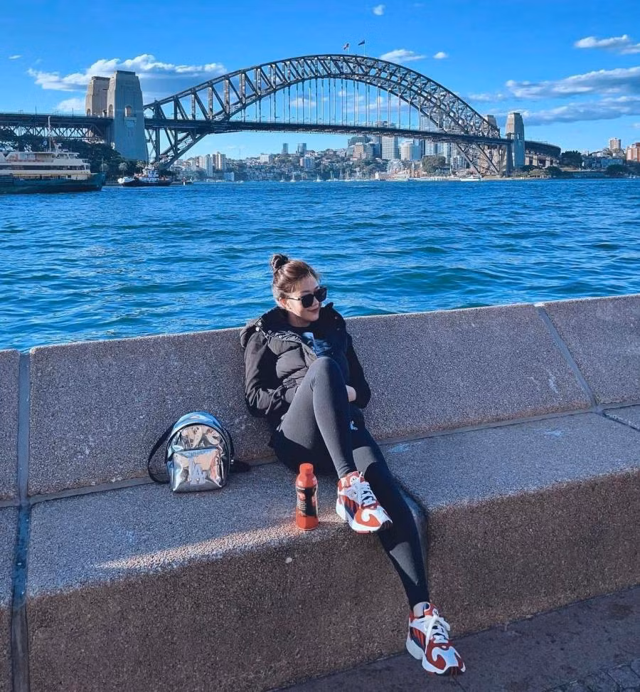 Để có những hình ảnh đẹp mắt, trang phục mặc của Nam Phương được cô lăng xê nhiều mốt khác nhau. Cô không bó buộc bản thân trong một phong cách nhất định mà có sự trải nghiệm đa sắc màu từ nữ tính tới cá tính, dịu dàng tới năng động...