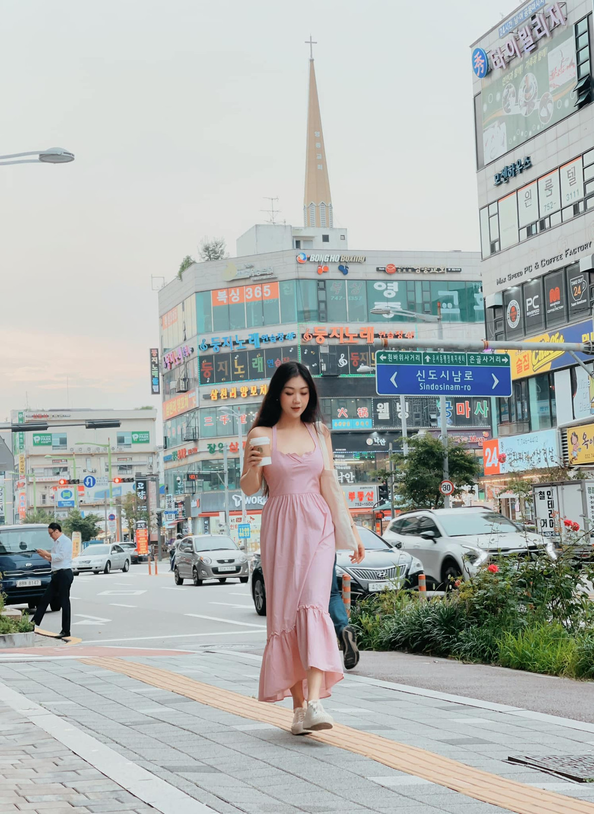 Nam Phương có gương mặt cân đối, đường nét hài hoà.