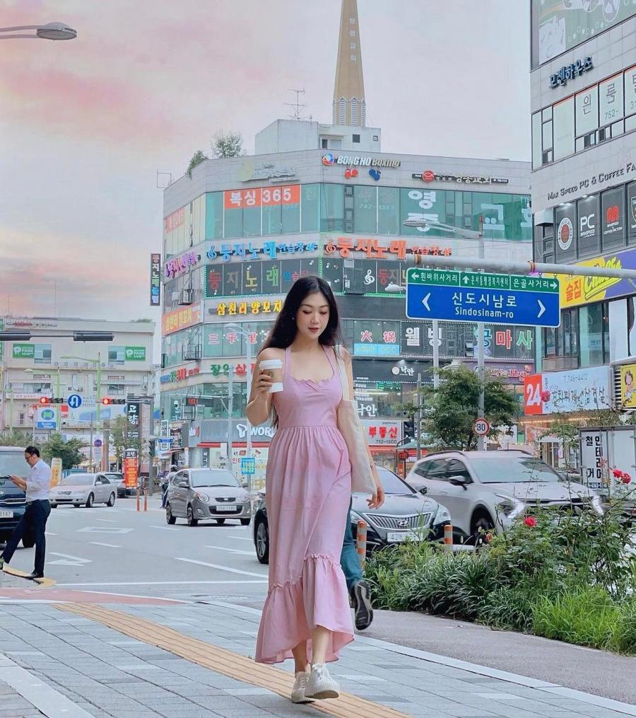 Trên trang cá nhân, Nam Phương thường xuyên chia sẻ những hình ảnh đời thường gần gũi. Mỗi quốc gia gái xinh ngành hàng không đặt chân tới đều có những khoảnh khắc checkin ấn tượng.