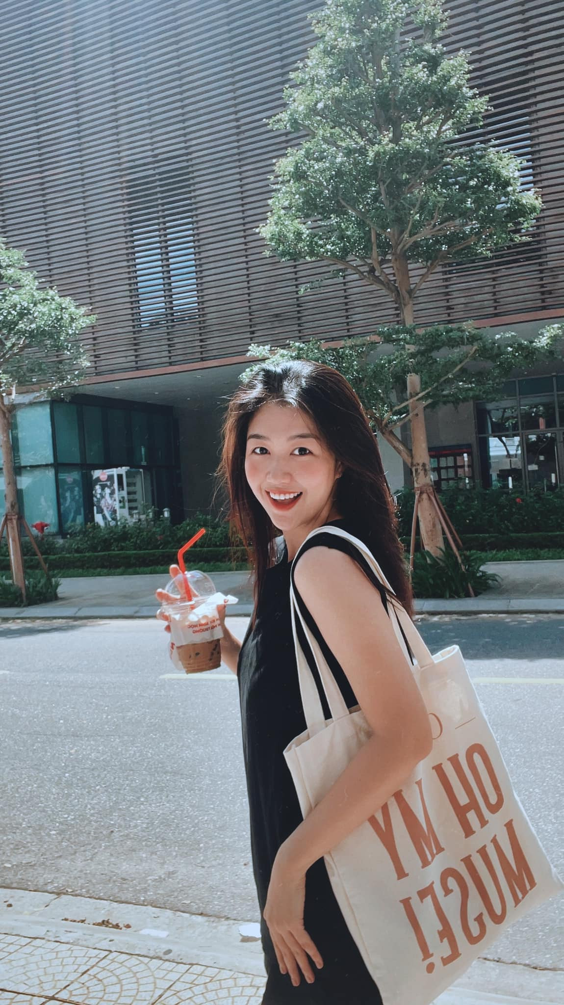 Cách đây chưa lâu, Nam Phương gặp phải câu hỏi "bao giờ lấy chồng?" đến từ chính người thân trong gia đình cũng như bạn bè xung quanh.