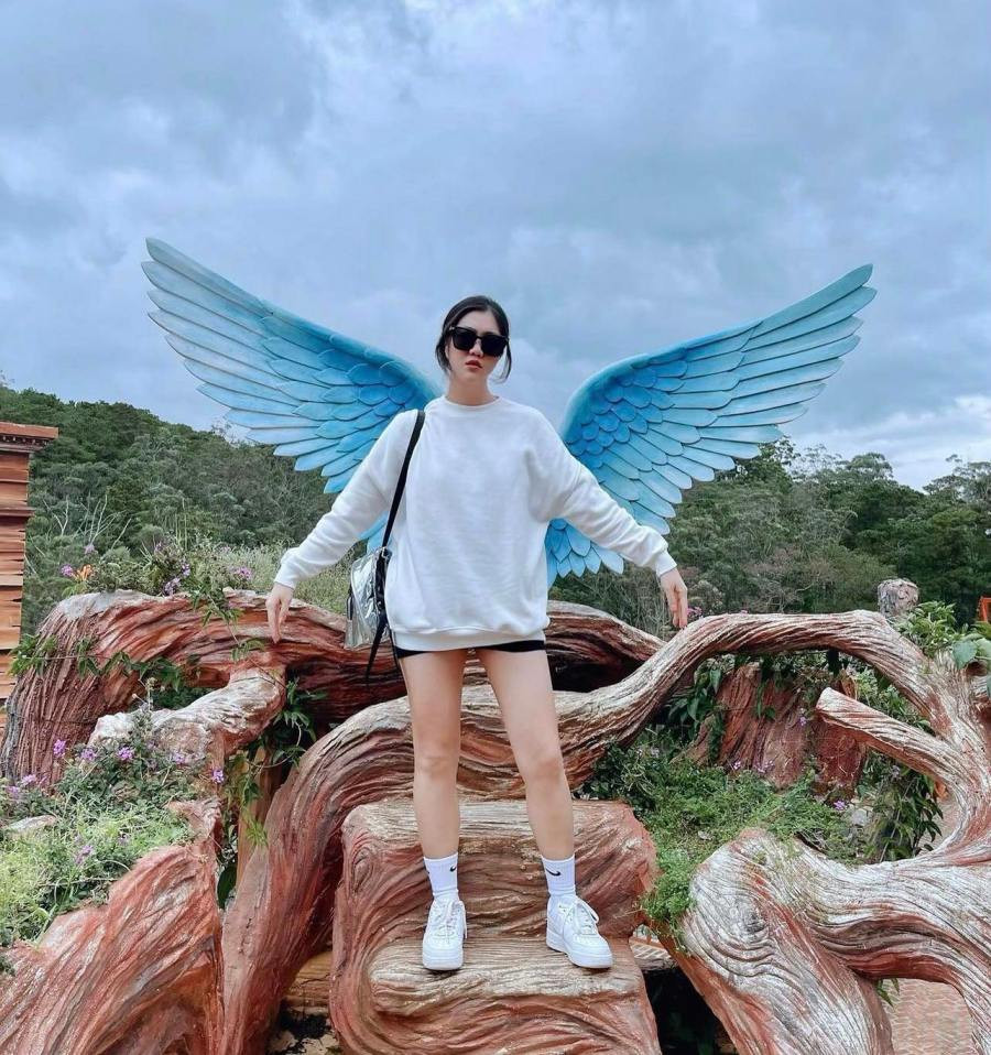 Chưa hết, nữ tiếp viên hàng không sinh năm 1990 có phong cách thời trang trẻ trung, năng động khi cởi bỏ đồng phục bay.