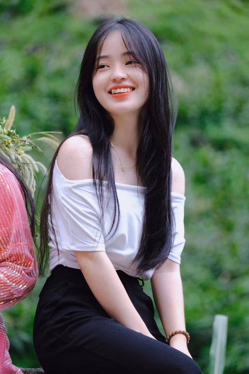 Năm 2018, Vàng Thị Sinh được lựa chọn làm Gương mặt đại diện thương hiệu cho "Lễ hội hoa tam giác mạch" tỉnh Hà Giang.