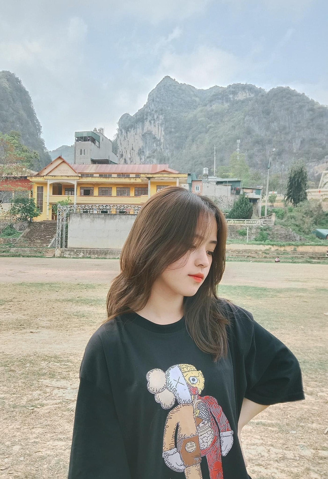 Đặc biệt, những đoạn clip ghi lại khoảnh khắc Vàng Thị Sinh mặc trang phục dân tộc luôn khiến dân mạng thích thú, dành vô số lời khen cho nhan sắc của cô gái.