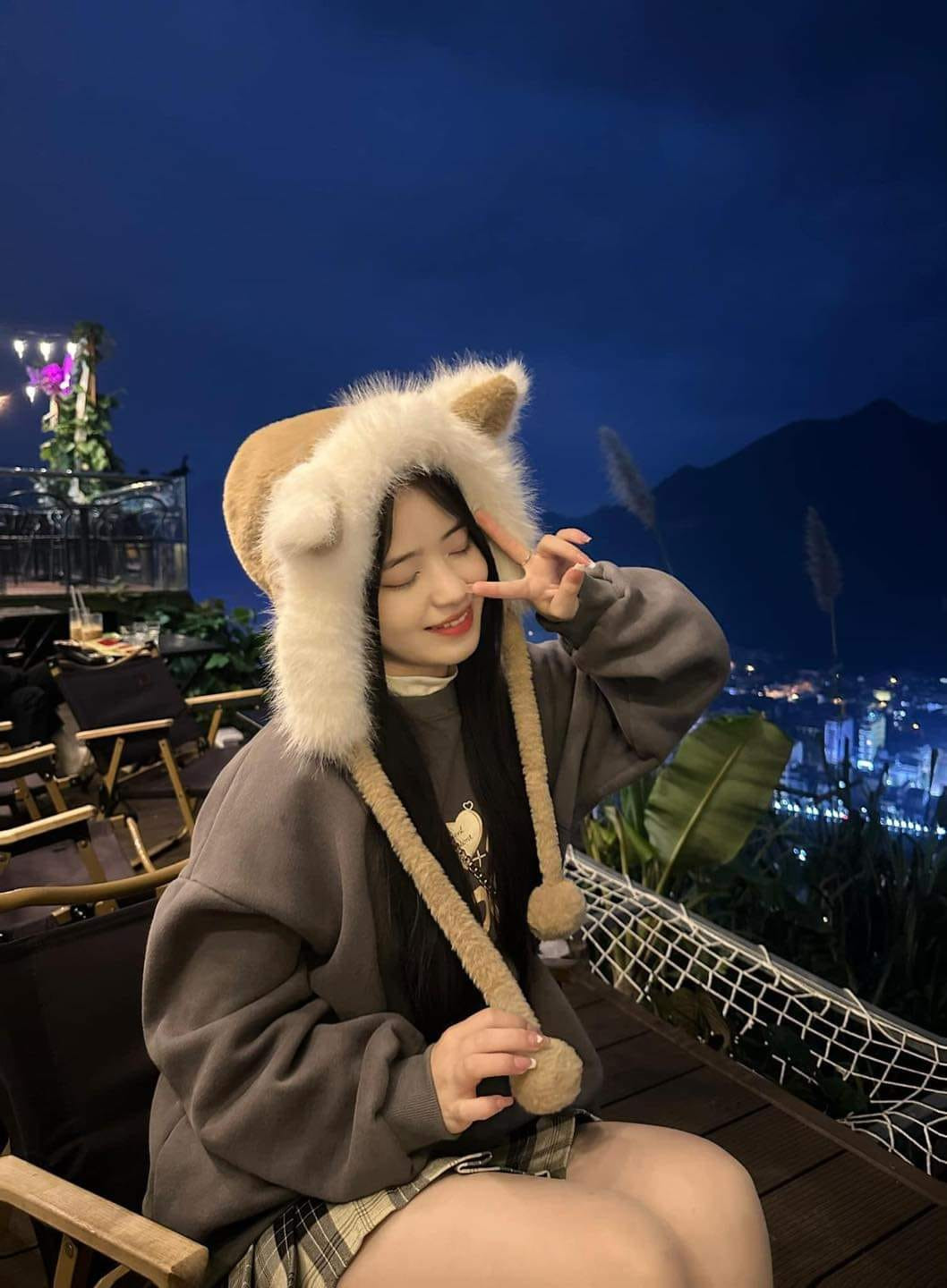 Bên cạnh đó, Vàng Thị Sinh đã có ít nhiều sự thay đổi so với trước đây. Ngoài những bộ ảnh với trang phục dân tộc, cô bạn có gu thời trang khá đa dạng, lúc điệu đà và nữ tính, khi lại năng động và hiện đại.