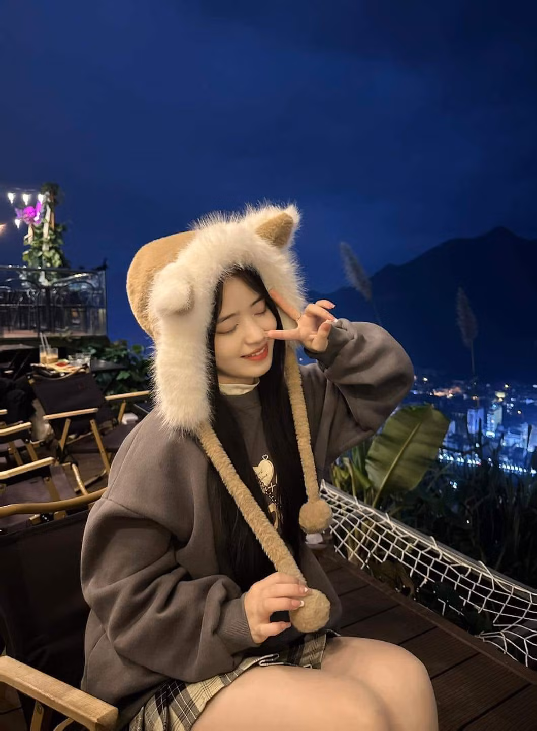 Bên cạnh đó, Vàng Thị Sinh đã có ít nhiều sự thay đổi so với trước đây. Ngoài những bộ ảnh với trang phục dân tộc, cô bạn có gu thời trang khá đa dạng, lúc điệu đà và nữ tính, khi lại năng động và hiện đại.