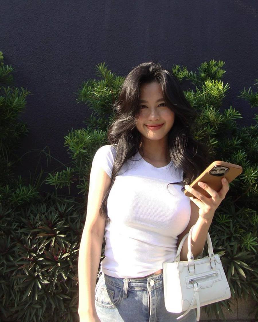 Các thiết kế đều ôm dáng và tôn lên vòng một đầy đặn của Hàn Hăng. Vì thế, ấn tượng ban đầu khi ngắm nhìn hình ảnh của gái xinh tạo độ kích thích thị giác cực mạnh.