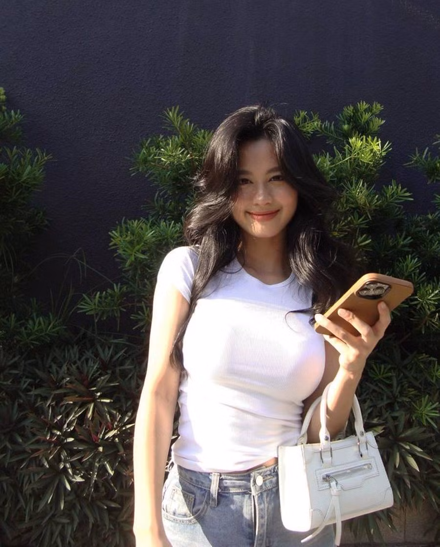 Các thiết kế đều ôm dáng và tôn lên vòng một đầy đặn của Hàn Hăng. Vì thế, ấn tượng ban đầu khi ngắm nhìn hình ảnh của gái xinh tạo độ kích thích thị giác cực mạnh.