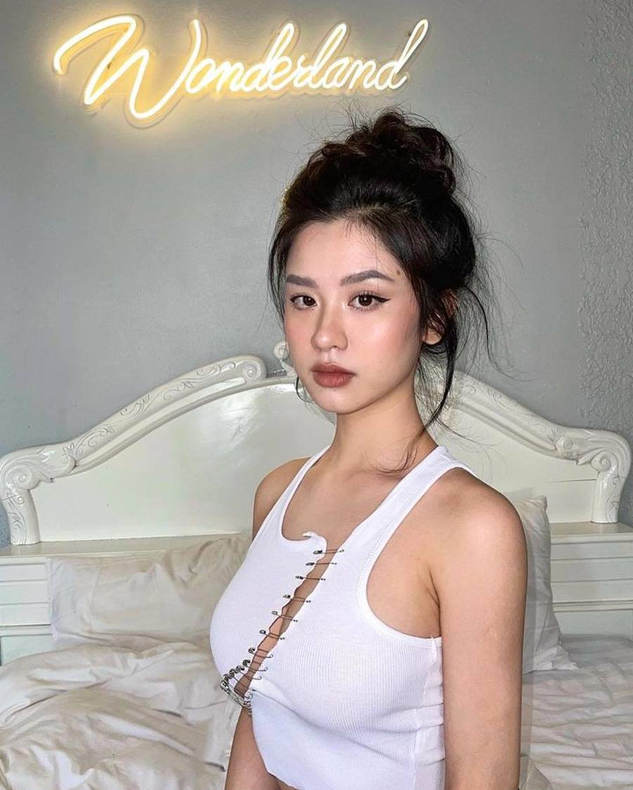 Hàn Hằng (quê Thanh Hoá) được biết tới là một hot girl mạng xã hội. Cô sở hữu lượng người theo dõi lớn trên trang cá nhân.