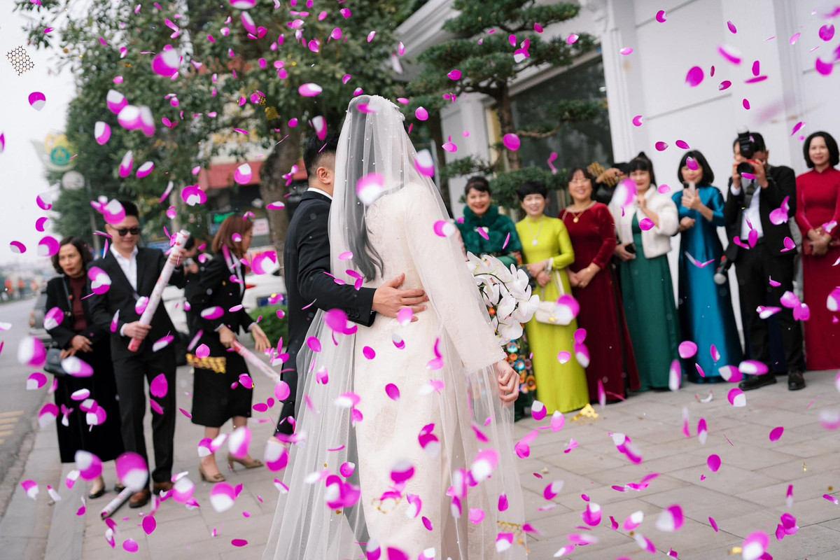 Chưa dừng lại ở đó, trong clip lần này, nữ MC còn tinh tế chèn thêm lời nhạc là bài hát Thương em của Dương Edward, với những ca từ như đang nói lên nỗi lòng của mình, như: “Ngoài kia có nắng hay là mưa. Cứ yên tâm không sợ nữa. Vì ngay đằng sau. Có anh mãi luôn là nhà…”.