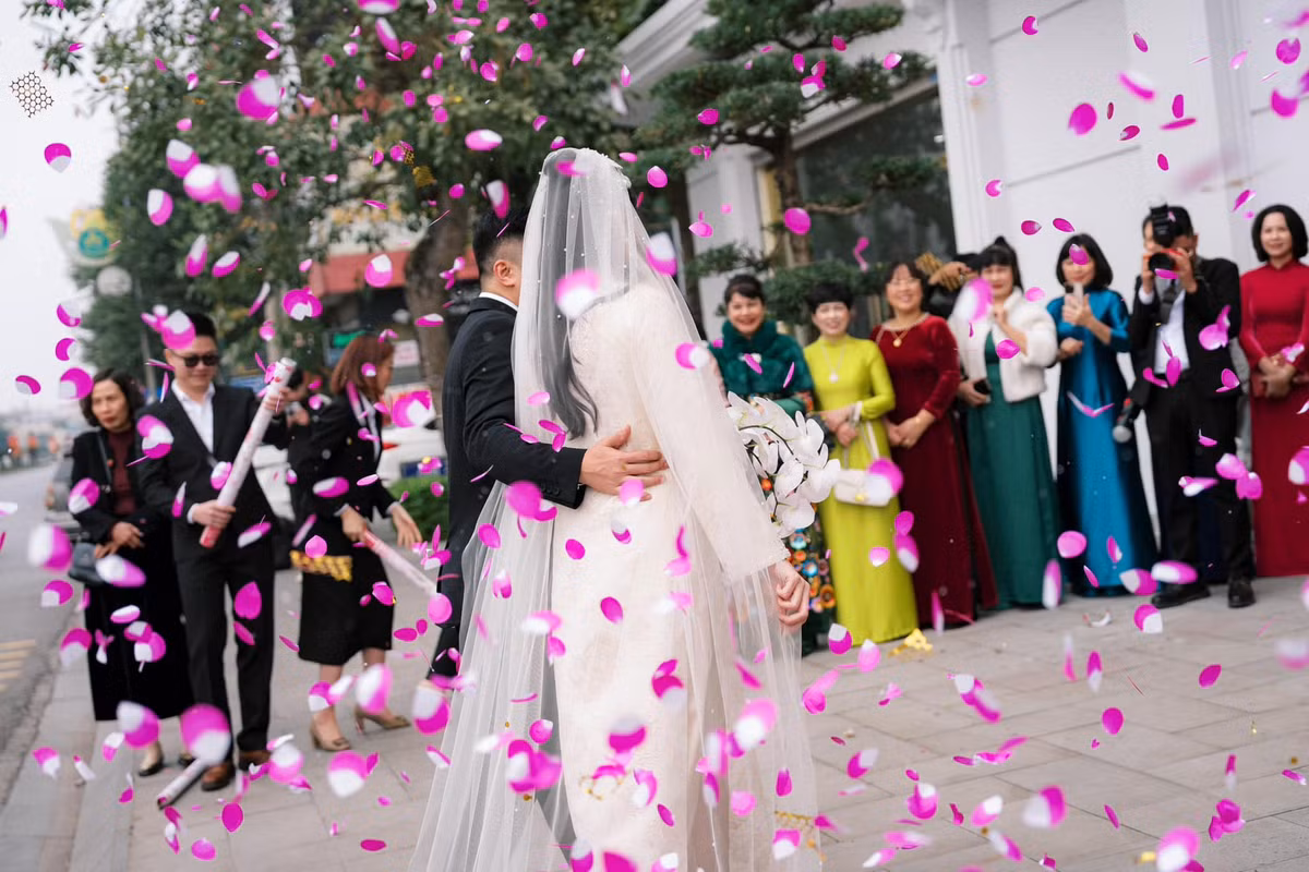 Chưa dừng lại ở đó, trong clip lần này, nữ MC còn tinh tế chèn thêm lời nhạc là bài hát Thương em của Dương Edward, với những ca từ như đang nói lên nỗi lòng của mình, như: “Ngoài kia có nắng hay là mưa. Cứ yên tâm không sợ nữa. Vì ngay đằng sau. Có anh mãi luôn là nhà…”.