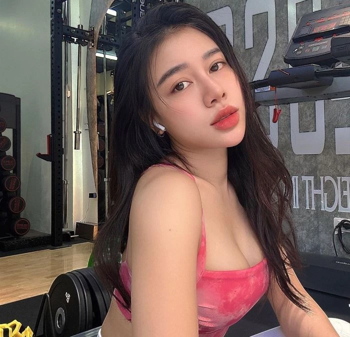 Trên các trang mạng xã hội, không khó để thấy những bức ảnh khoe thân hình hoàn hảo của Huyền Dior.