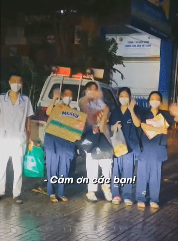 Bên cạnh đó, hành động của người quay clip sau đấy cũng được mọi người thả tim đồng loạt. Theo đó thì khi chứng kiến cảnh tượng nhóm sinh viên co ro trú mưa, chủ nhân clip đã liên tục thốt lên: "Trời! Thấy thương không?". Dù mỗi người một xe nhưng người này không quên gọi vọng lên phía trên: "Cảm ơn các bạn nhiều nha!".